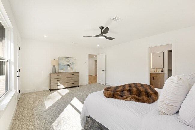 Building Photo - 9603 Emnora Ln