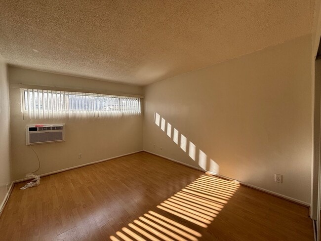 Building Photo - 231 W Tujunga Ave