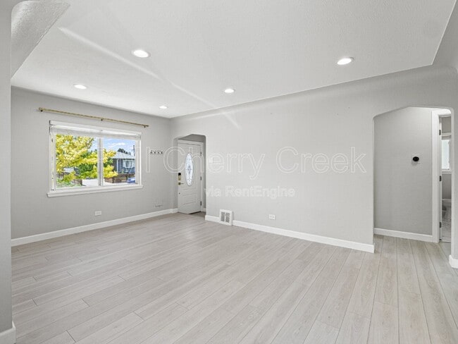 Building Photo - 550 Winona Ct