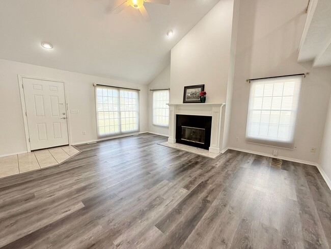 Building Photo - Beautiful 3 Bedroom, 3.5 Bathroom Single-F...