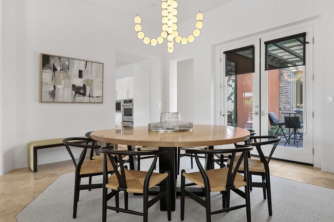 Building Photo - 50070 Vía De Moda