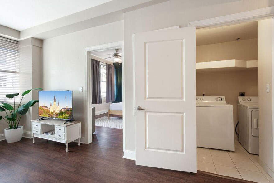 Building Photo - 925 Common St