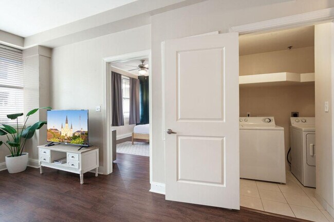 Building Photo - 925 Common St