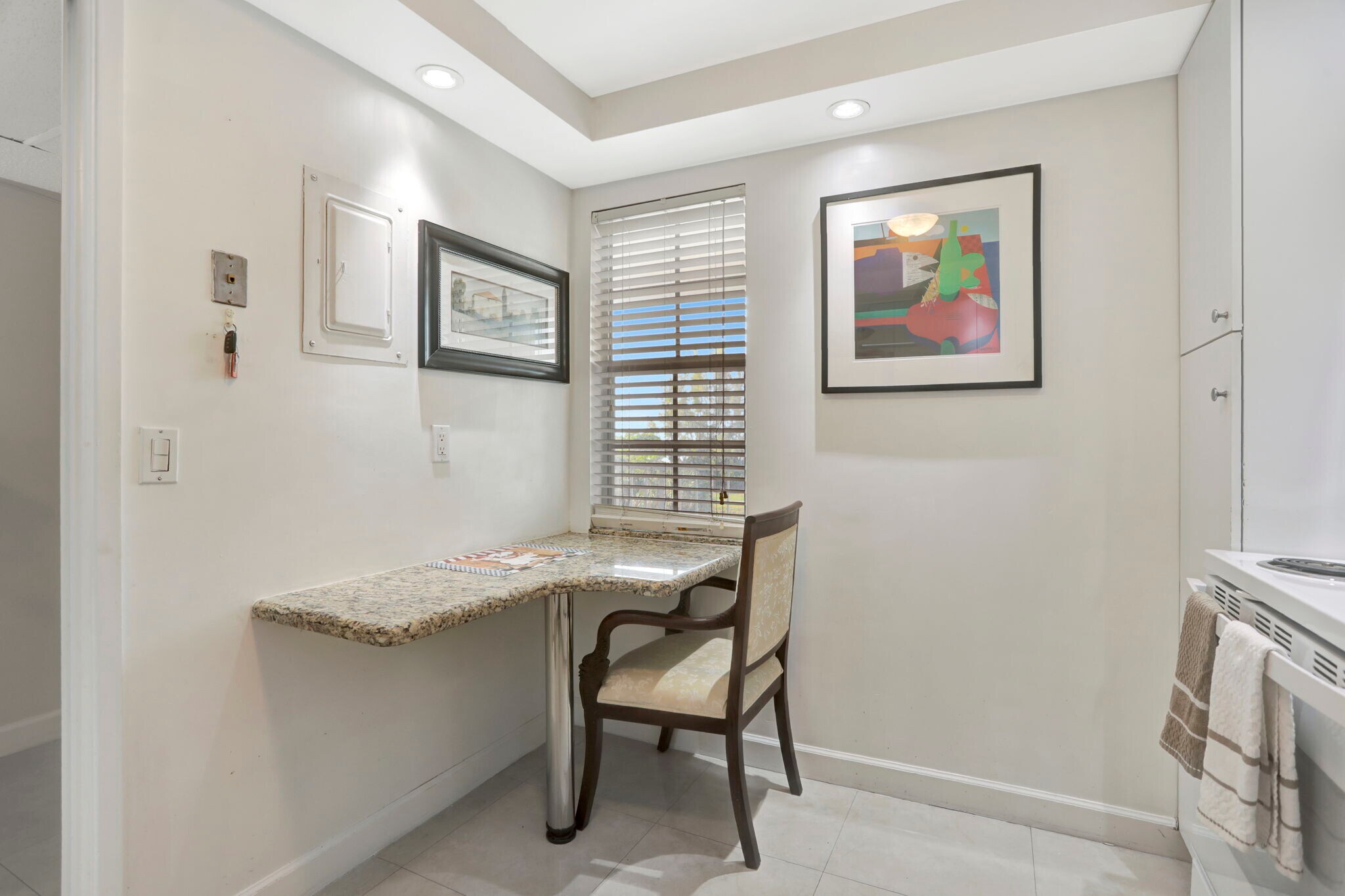 Building Photo - 2851 S Palm Aire Dr