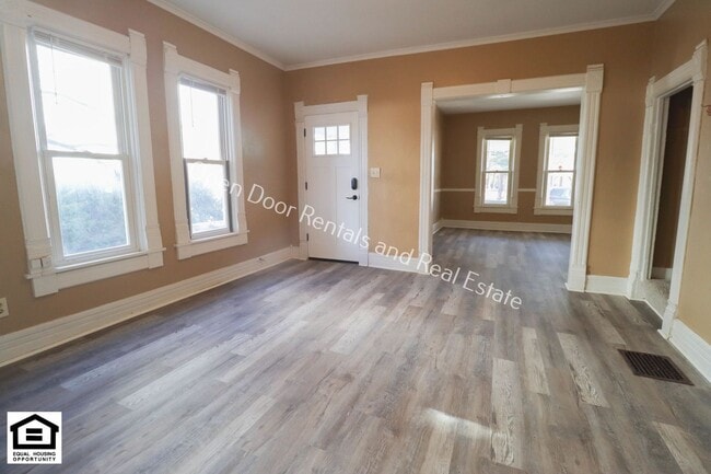 Building Photo - 304/306 S Guilford St