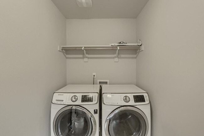 Building Photo - Elegant Orenco Home with Granite Kitchen, Fireplace & Private Greenspace