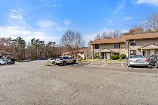 Building Photo - Updated 2-bedroom, 1.5-bath townhome in Winston-Salem