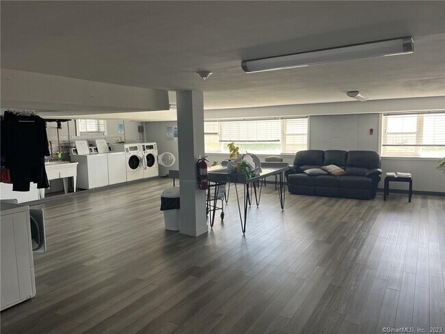 Building Photo - 893 Farmington Ave