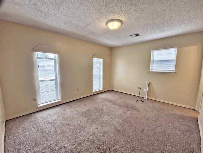 Building Photo - 13917 N Everest Ave
