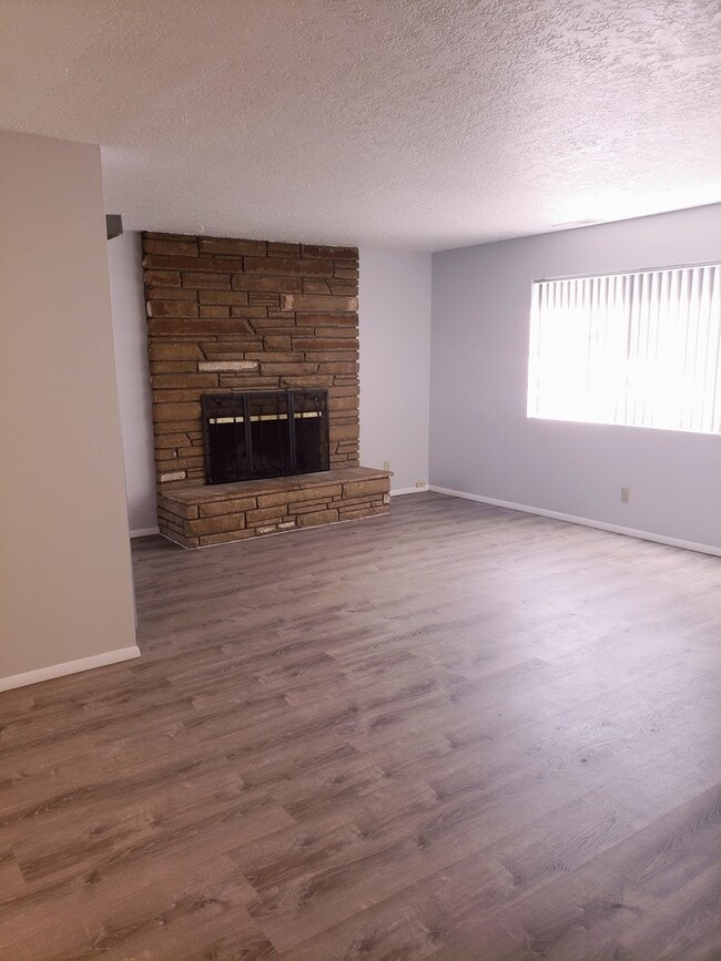 Building Photo - COMING SOON! Renovated - 2 Bedroom 1 Bath ...