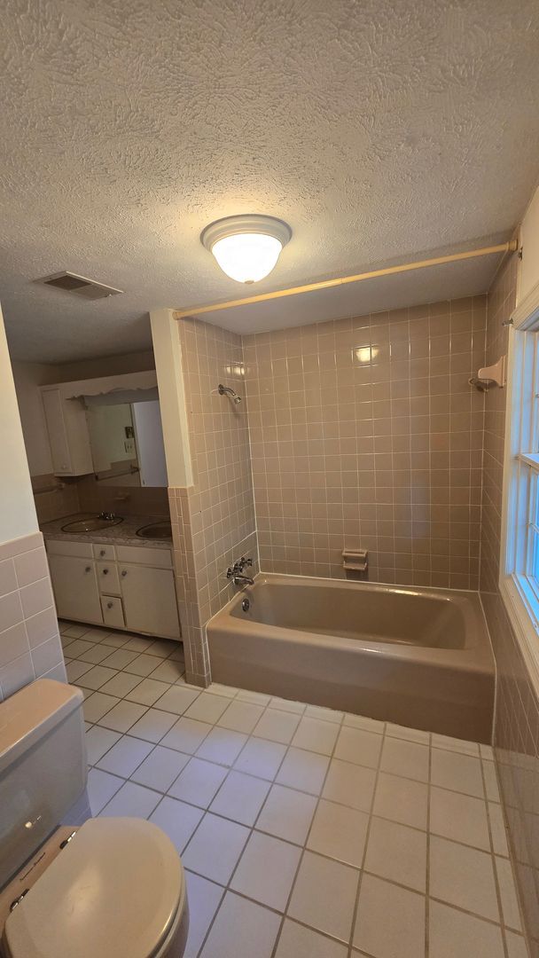 Building Photo - 4 Bed/2.5 Bath Brick Home - Kingsport TN