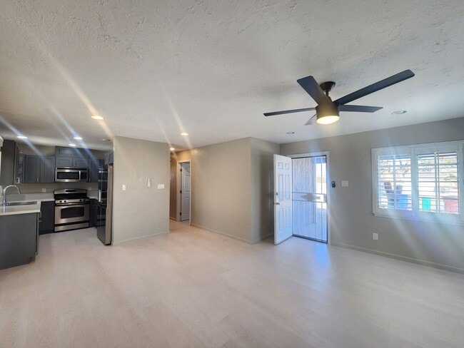 Building Photo - Gorgeous 2 Bedroom 1 Bath