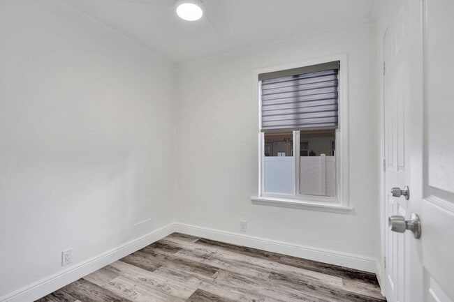 Building Photo - 229 SW 1st Ave