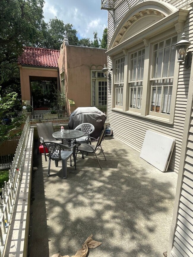 Building Photo - 3620-3620 Napoleon Ave