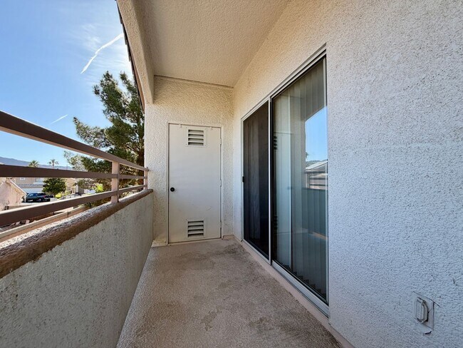 Building Photo - 2 bedroom condo in gated SE location.