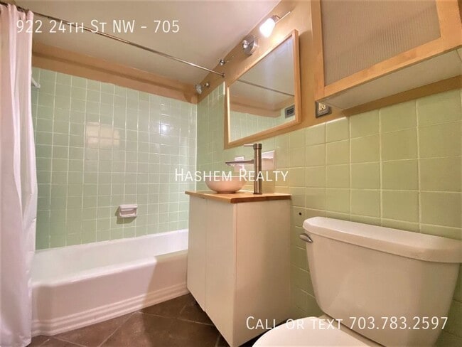 Building Photo - 922 24th St NW