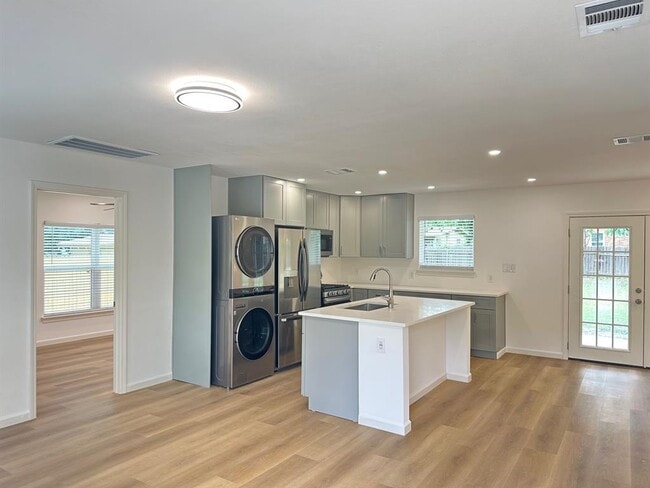 Building Photo - 2902 Spring Cir