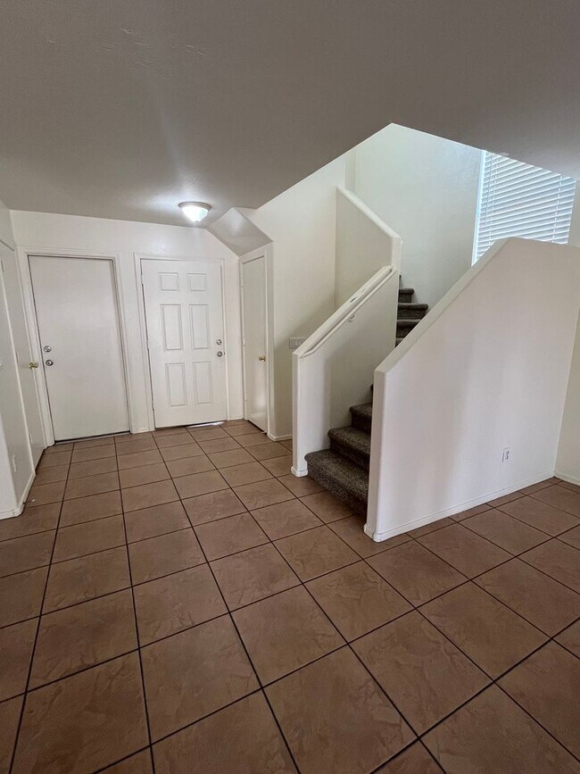 Building Photo - GREAT 4 BEDROOM 2 BATH HOME