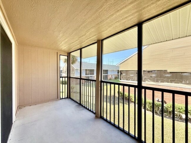 Building Photo - 200 Country Club Dr