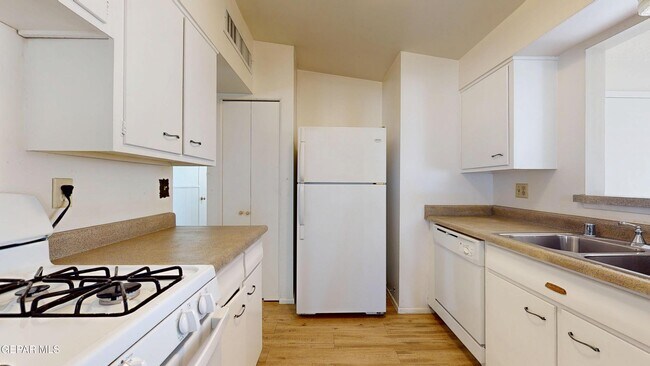 Building Photo - 4553 Skylark Way
