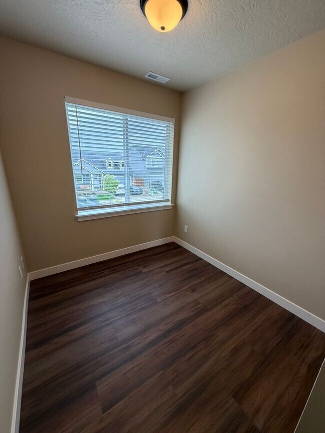 Building Photo - Must See 4 Bedroom!