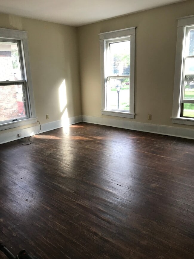 Building Photo - Beautiful 2 Bedroom,1 Bath Home in the Tan...