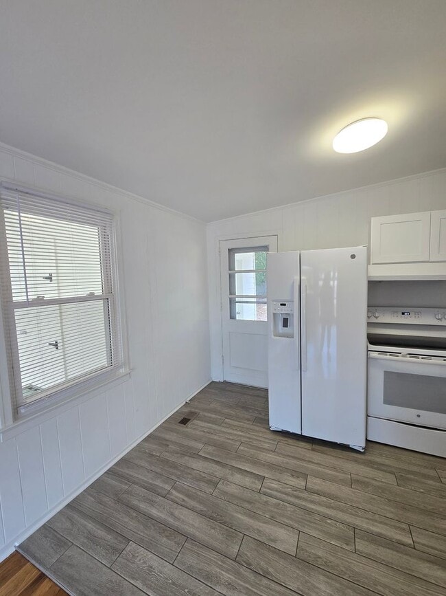 Building Photo - SUNSET PARK - **MOVE IN SPECIAL: $500 OFF ...