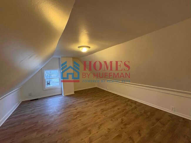 Building Photo - Two-Bedroom House | Updated | Move-in Ready