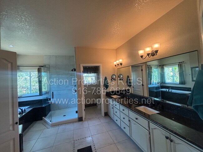 Building Photo - 4726 Abbey Hill