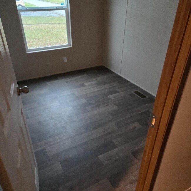 Building Photo - 121 Fountianvue drive LaFontiane indiana 46940