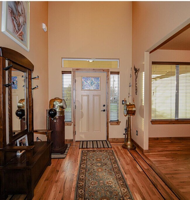 Building Photo - Beautiful home on acreage!
