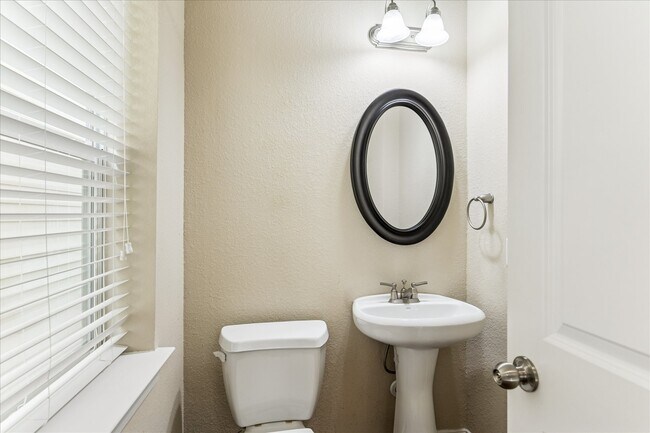 Building Photo - 1033 W 23rd St