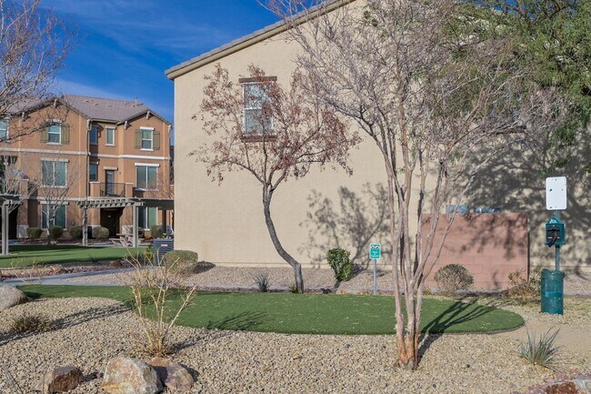 Building Photo - SE!!  Gated!! Community Pool!! Clubhouse!! Fitness Center!! Up Graded Appliances!!! 2 Car Garage!!