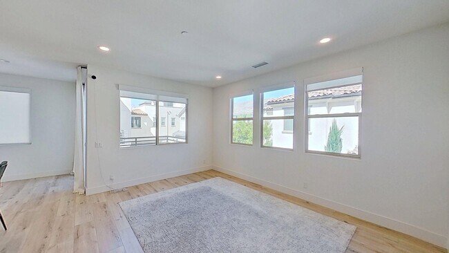 Building Photo - 574 S Motif St