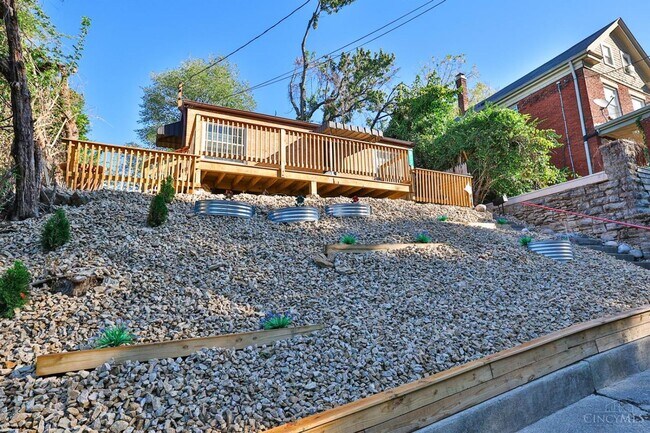 Building Photo - Two Bedroom Home for UC Students for This Year and Next!