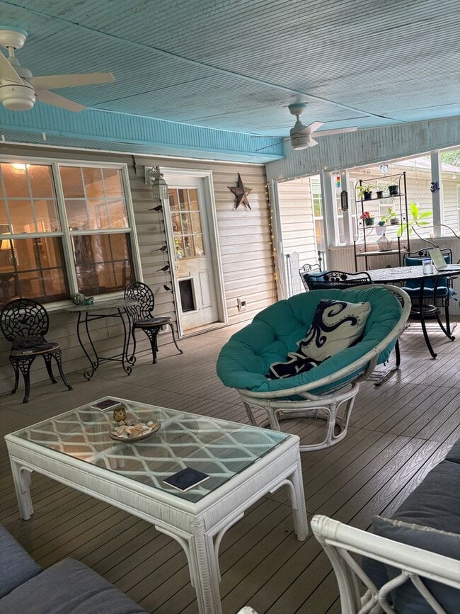 Building Photo - Large, private home in Rivercliff