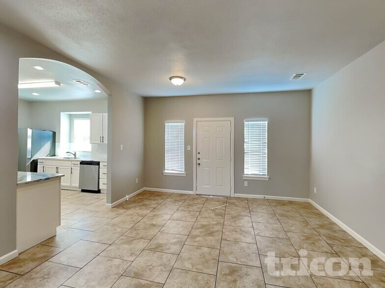 Building Photo - 624 Nora Ln