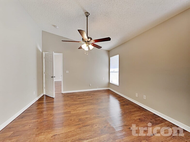 Building Photo - 2025 Helm Ln