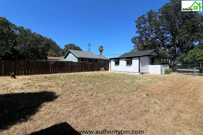 Building Photo - 3240 Veda - West Redding - "Pet Considered"