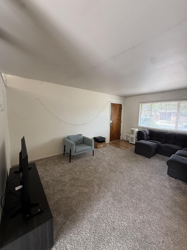 Building Photo - 3-Bedroom Home Available August 5th!