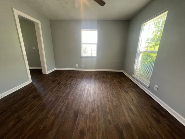 Building Photo - 3 bedroom, 1 bath home