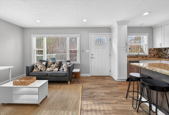 Building Photo - 2113 Pamela Dr