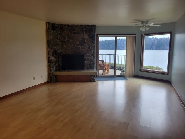 Building Photo - 2BD Condo Located in Charming Neighborhood...
