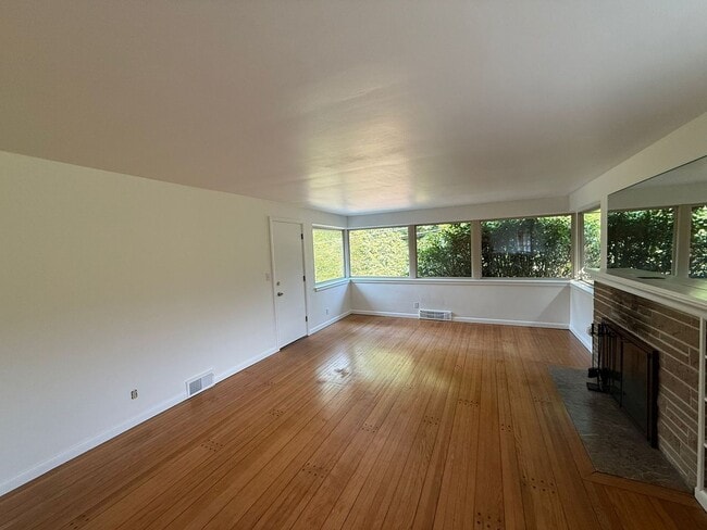 Building Photo - 2 Bedroom 2 Bathroom + Den Magnolia House!