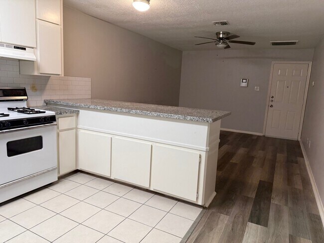 Primary Photo - 400 W Texas Ave