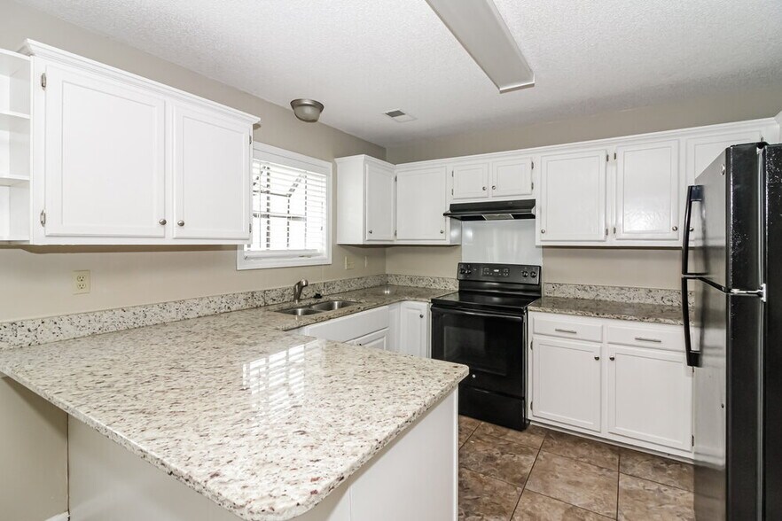 Building Photo - 8220 Glynn Vale Cove S