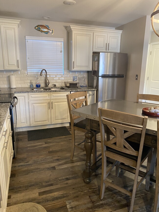 Building Photo - 611 Lazy Days Rd