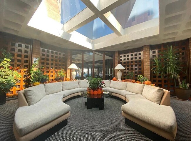 Building Photo - Beautifully Updated Condo In Desirable South East Denver Neighborhood