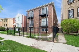 Building Photo - 7411 N Claremont Ave