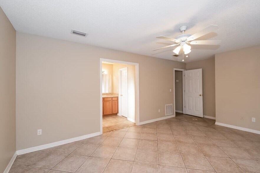 Building Photo - 2048 Pompano Pkwy